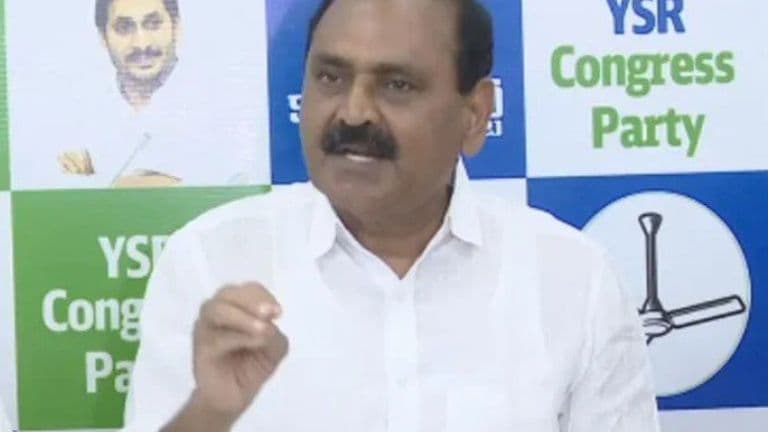 స్విమ్స్ నియామకాల్లో అక్రమాలు జరిగాయని ఆరోపిస్తూ మీడియాతో మాట్లాడుతున్న టిటిడి మాజీ ఛైర్మన్ భూమన