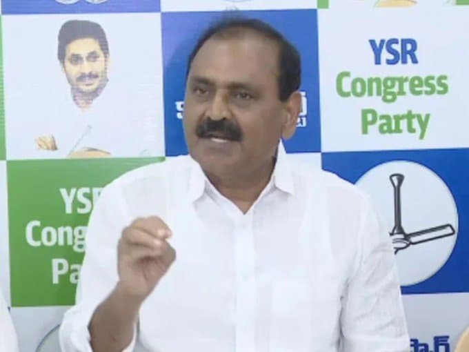 స్విమ్స్ నియామకాల్లో అక్రమాలు జరిగాయని ఆరోపిస్తూ మీడియాతో మాట్లాడుతున్న టిటిడి మాజీ ఛైర్మన్ భూమన