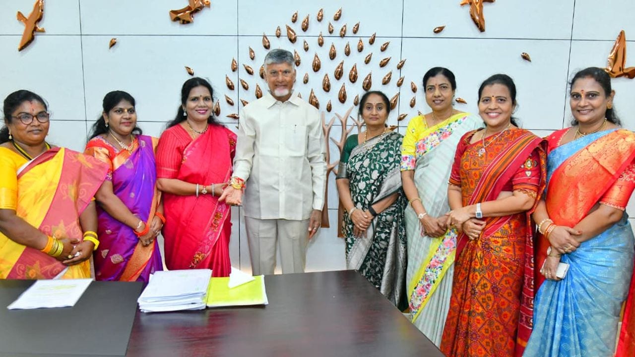 చంద్రబాబుకు రాఖీ కట్టిన మహిళా నేతలు