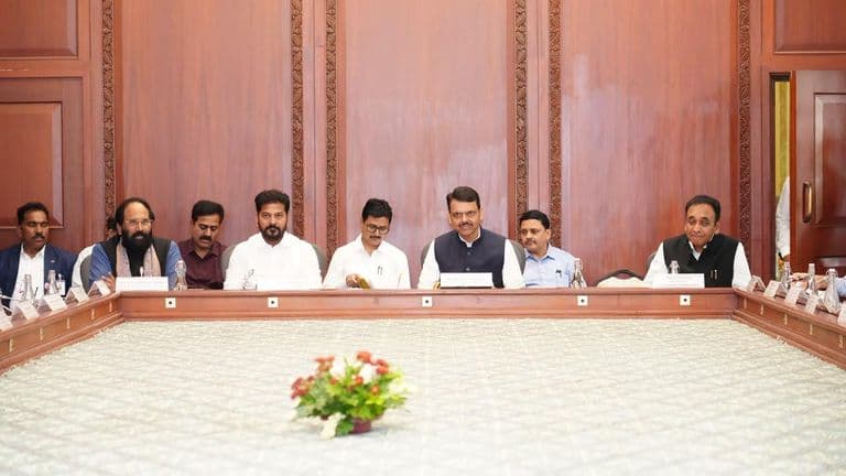 రేవంత్ రెడ్డి, దేవేంద్ర ఫడ్నవీస్ భేటీ