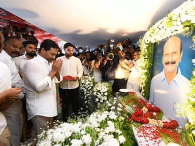 YS Jagan Mohan Reddy consoles the family of Kakumanu Rajasekhar