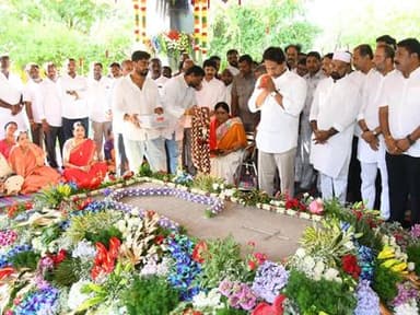 YSRCP president Y.S. Jagan Mohan Reddy pays floral tributes to Dr. Y.S. Rajasekhara Reddy at the YSR Ghat in Idupulapaya.