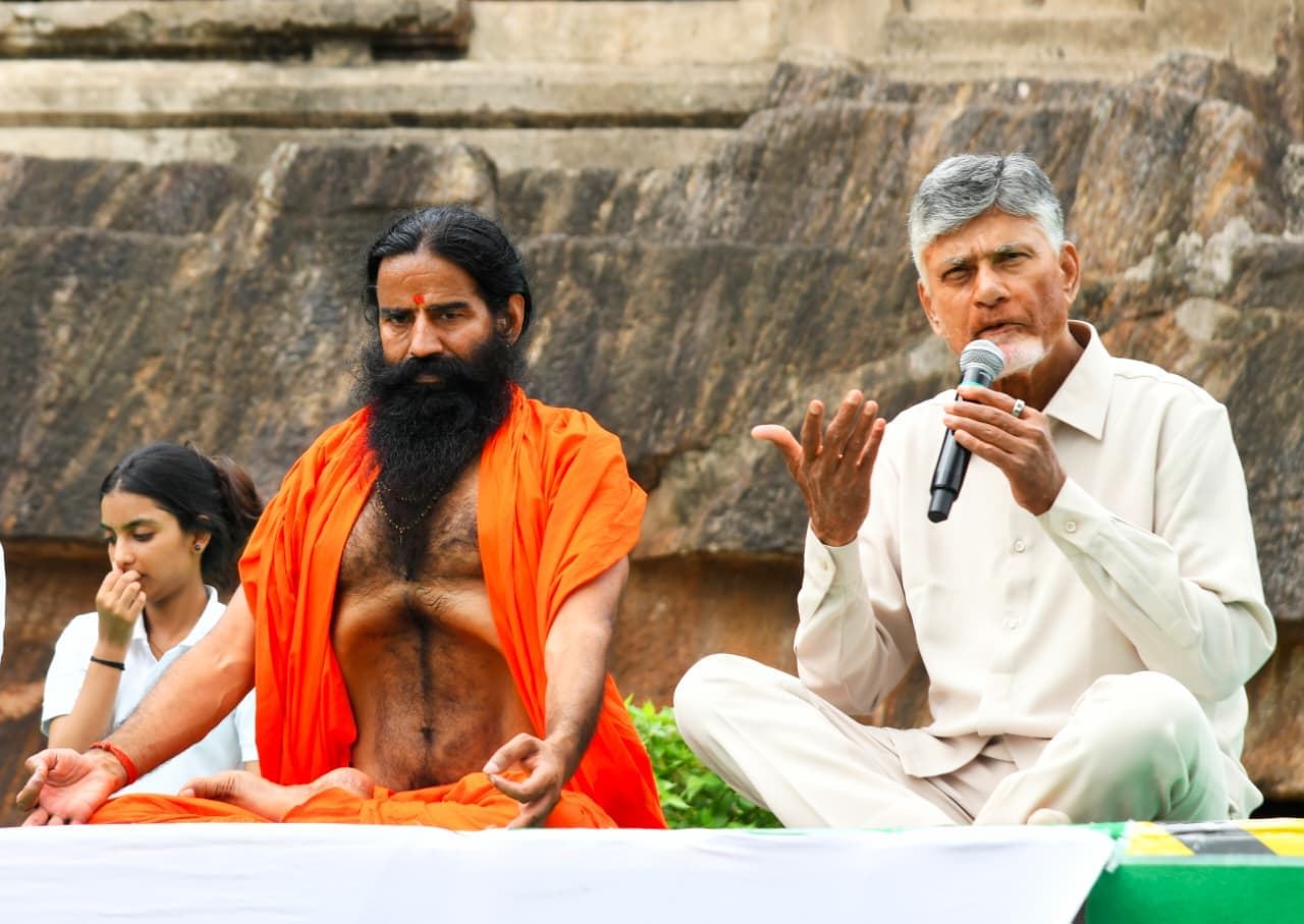 Spirituality and Yoga Essential for Stress-Free Life, Says Chandrababu; Baba Ramdev Hails Him as ‘Karma Yogi’